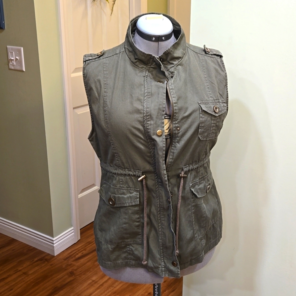 Olive cargo vest size M like new sleeveless jacket military